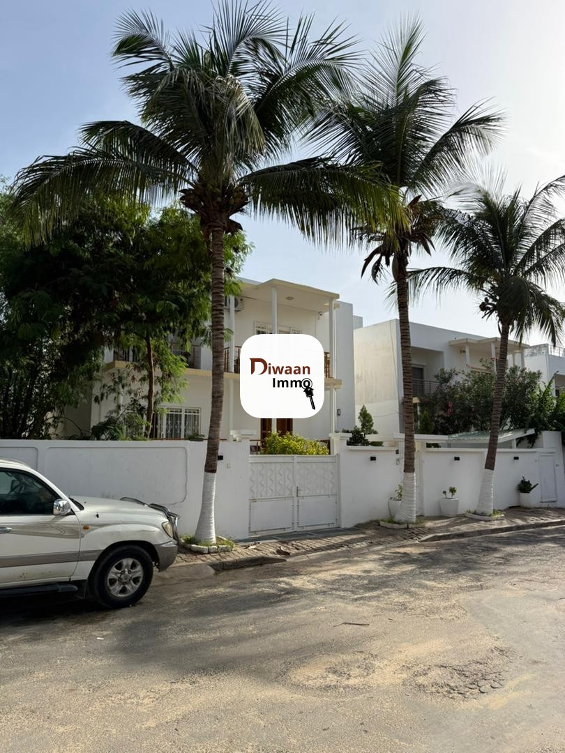 Villa 350M2 à  louer à la cité siprès 2 Mermoz