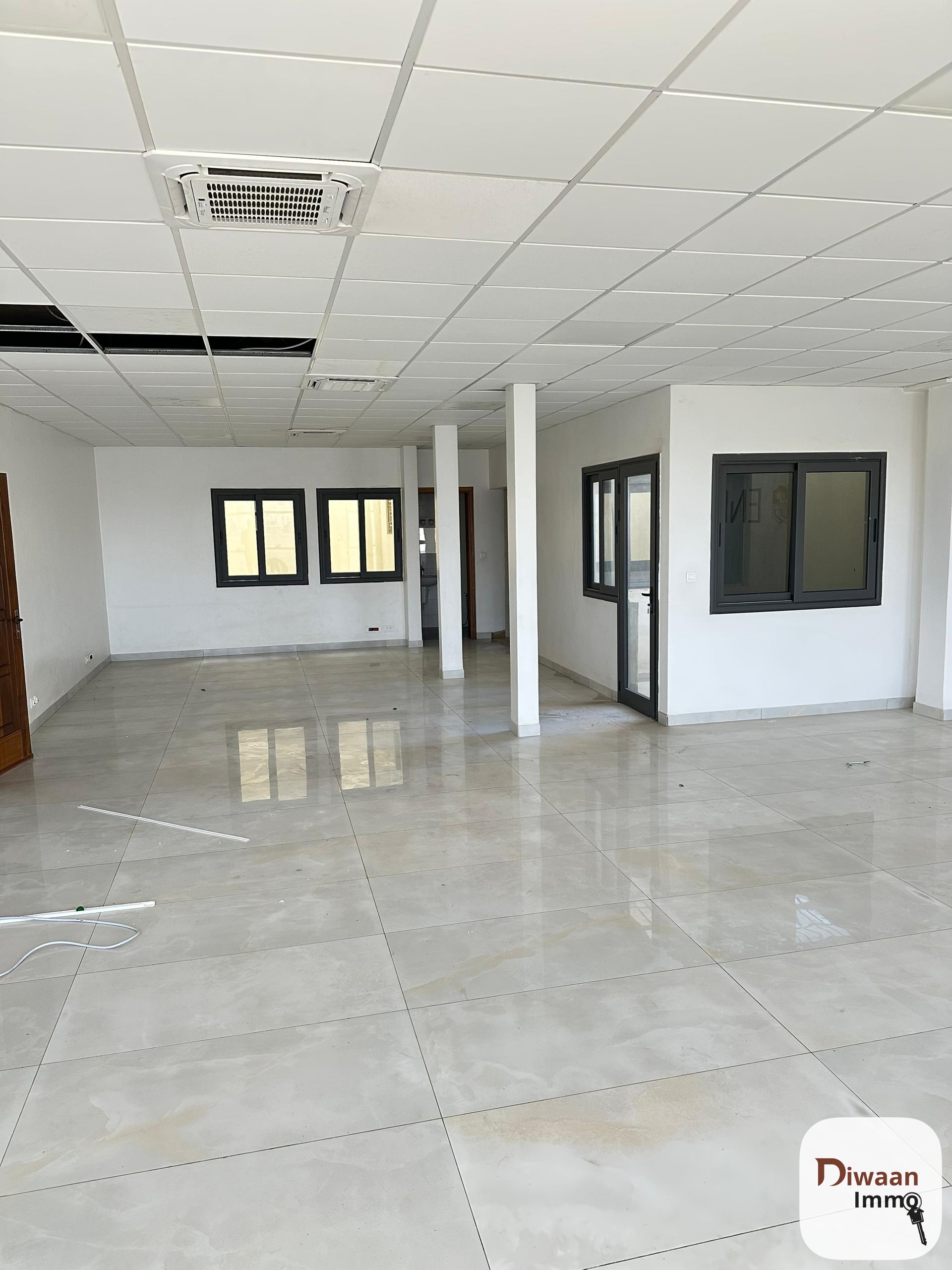 Plateau de bureau à louer sur la Vdn première position.