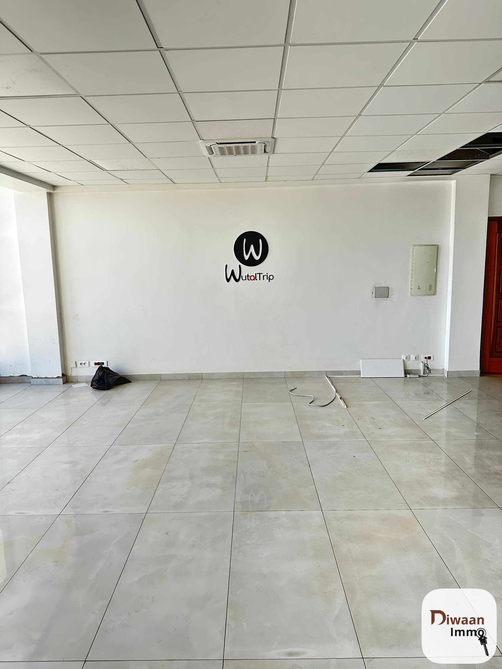 Plateau de bureau à louer sur la Vdn première position. - Image 3