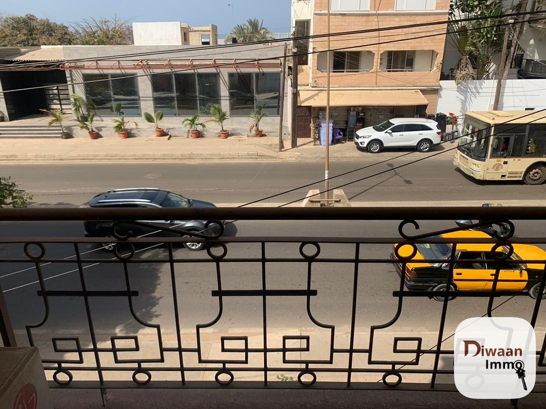 Villa R+1 à louer sur la route principale des Almadies. - Image 2