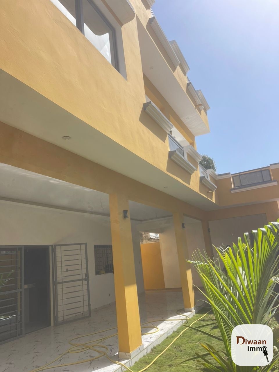 Villa R+2 à vendre à Zac Mbao - Image 1