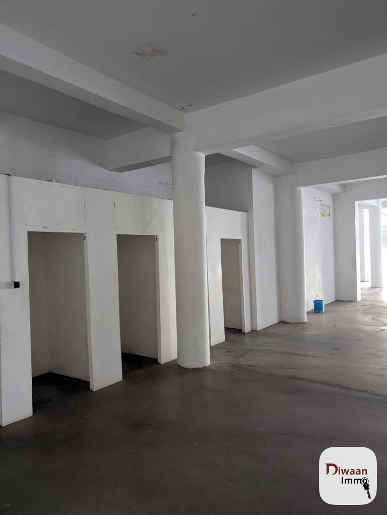 Showroom de 1000m2 en face BRT à louer - Image 3