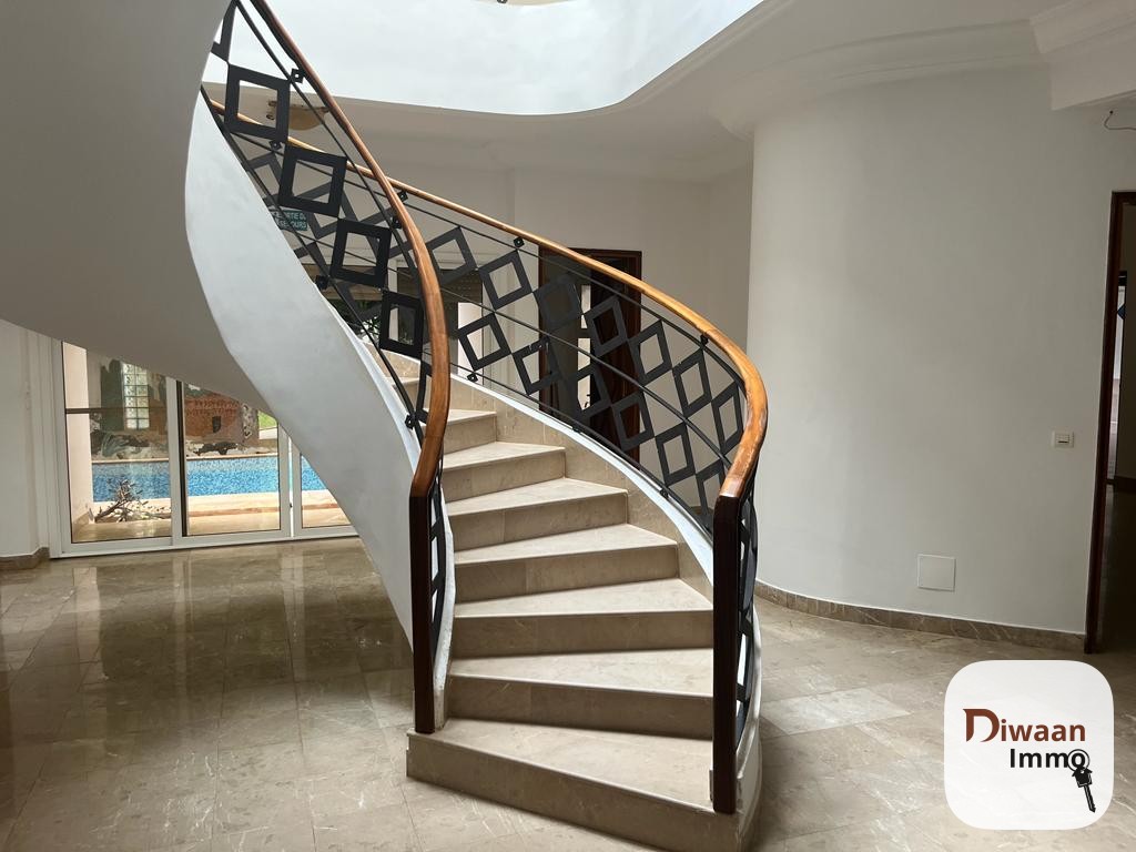 Villa R+1  à louer aux Almadies